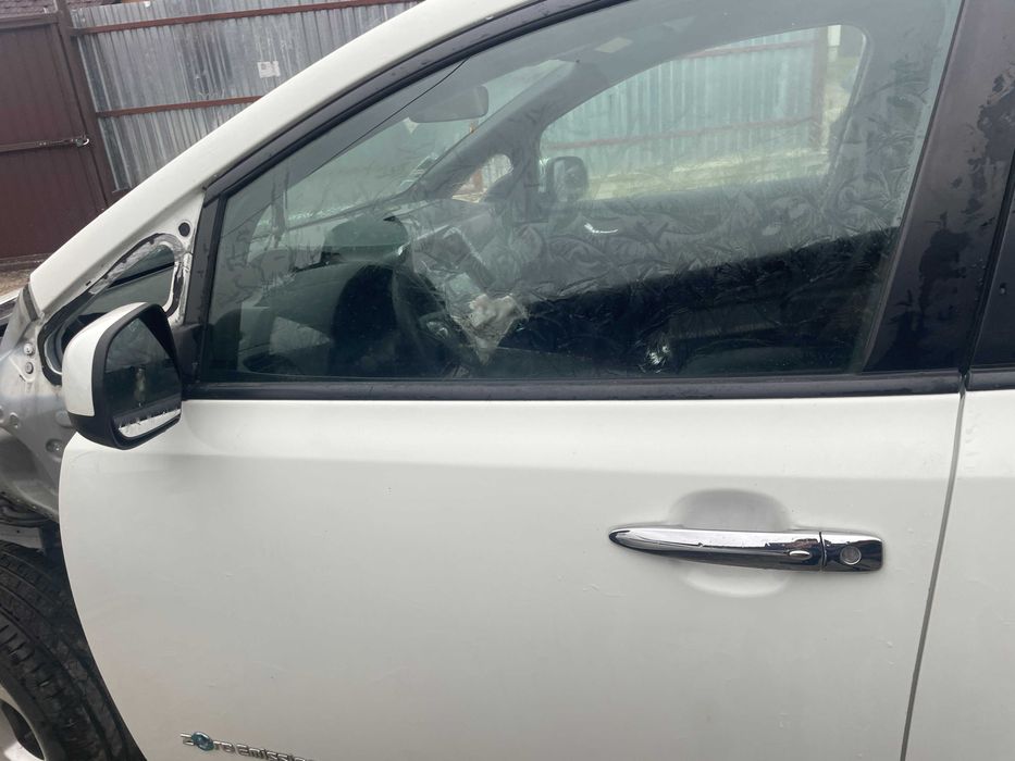 Nissan LEAF ZE0 2010-2017 двері передні ліві 326