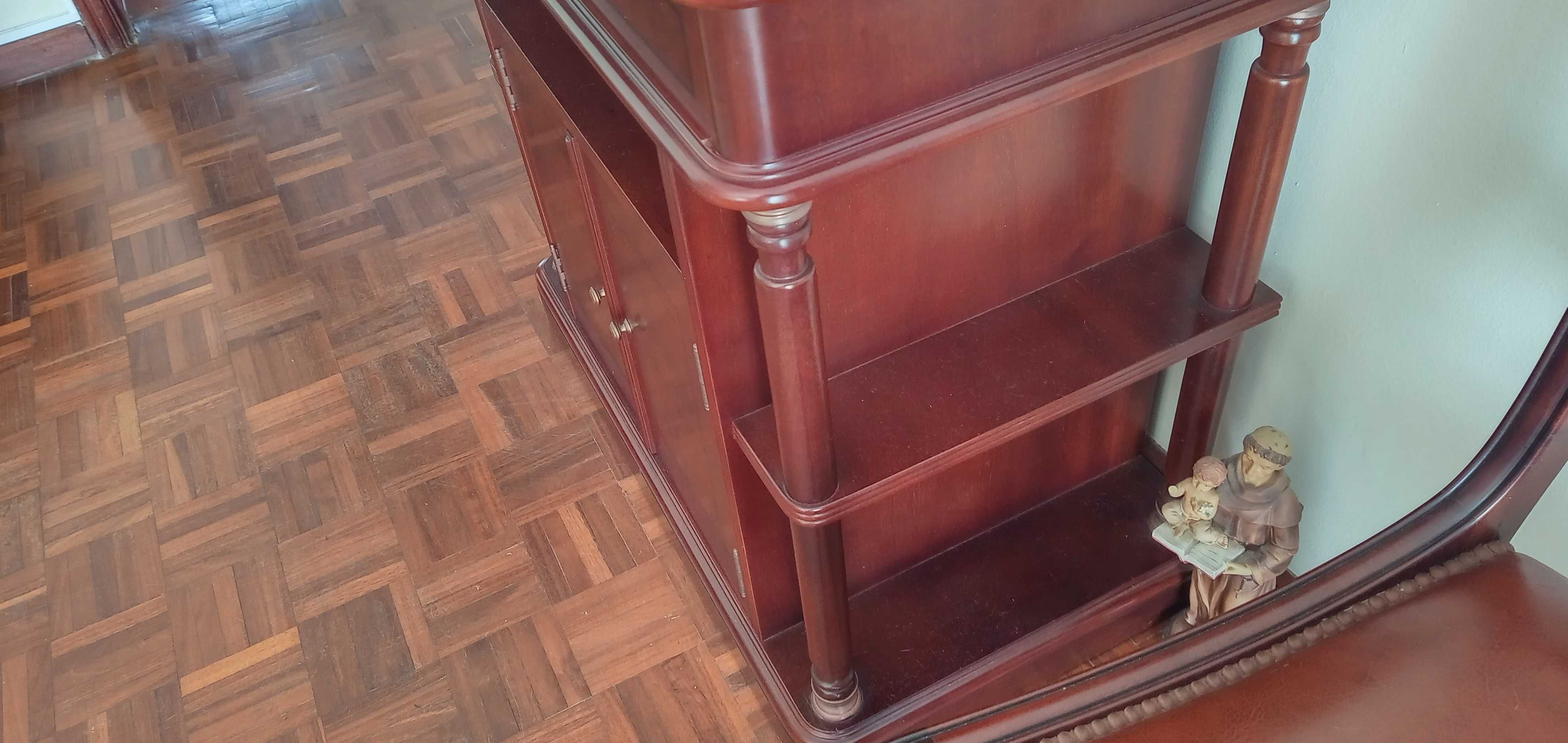 Móvel mogno gavetas+portas  prateleiras laterais