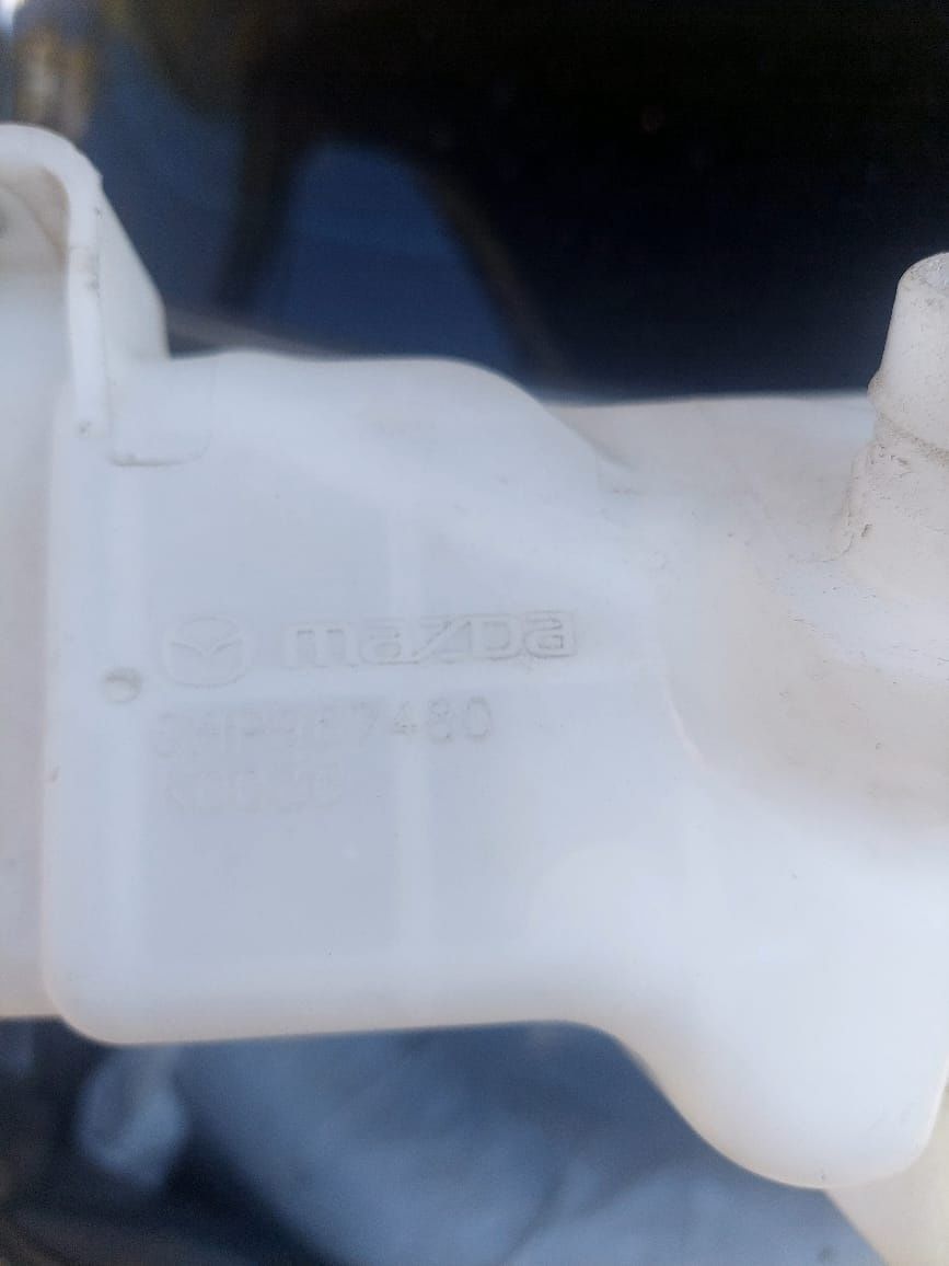 Бачок омывателя Mazda
