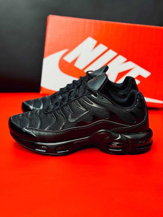 Мужские кроссовки осенние Nike Tn Plus черные кросівки найк чорні