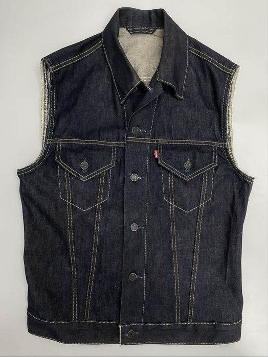 Джинсова жилетка Levi's темно-синього кольору.