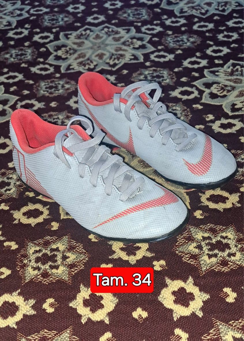 Chuteiras semi novas da Nike e Adidas.