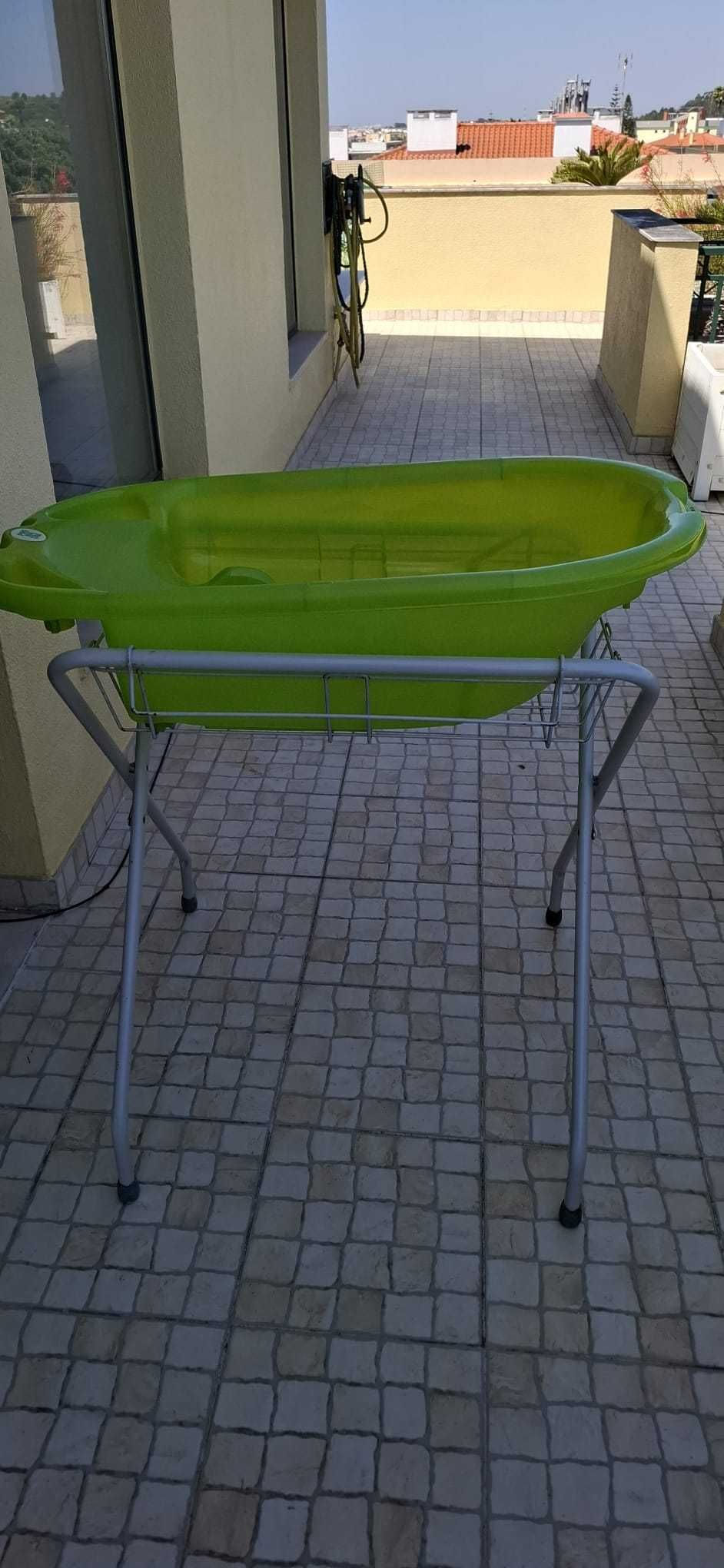 Banheira com pernas / suporte para bebes