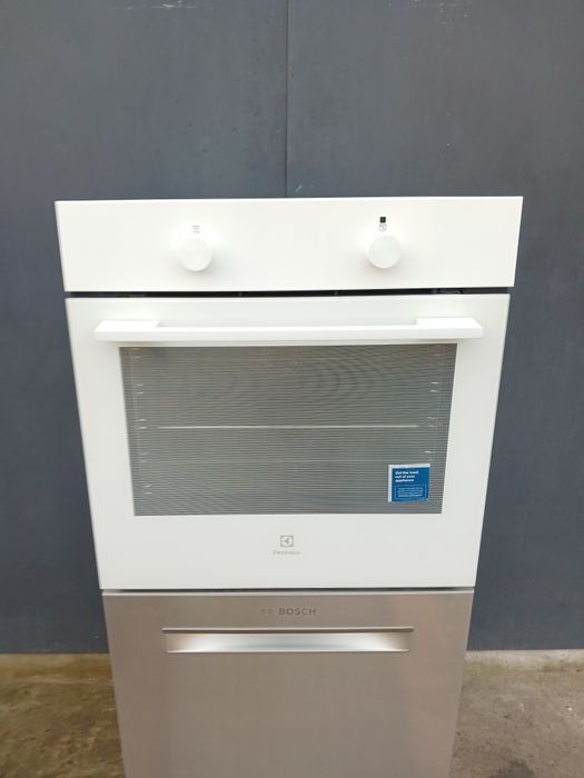 Вбудована електрична духовка Electrolux, біла