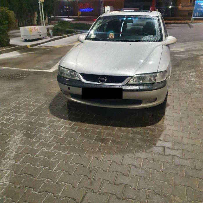 Opel Vectra B 1.6 benzyna 16V kolor srebrny sedan przed lift na części