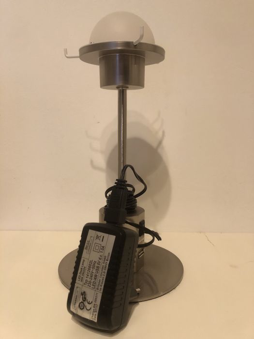 Lampka na biurko z wejściem USB