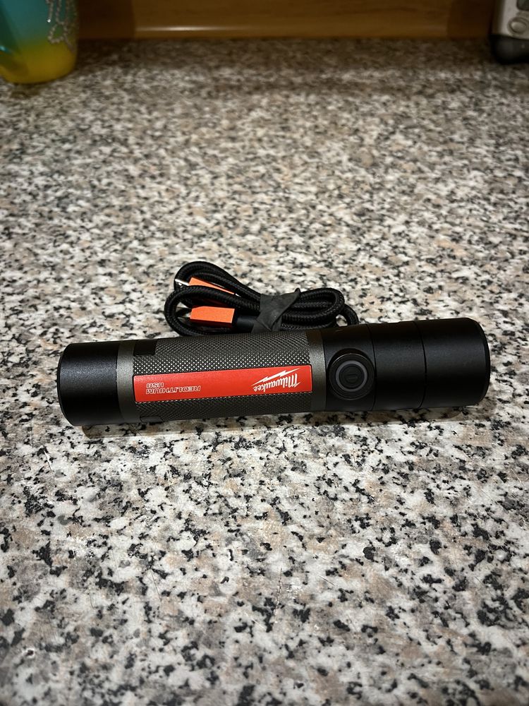 Продам фонарь Milwaukee 2160