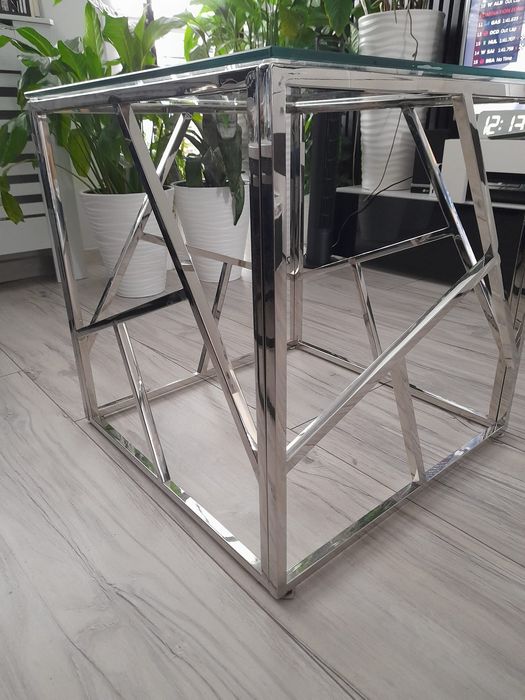 Metalowy stolik kawowy ze szklanym blatem