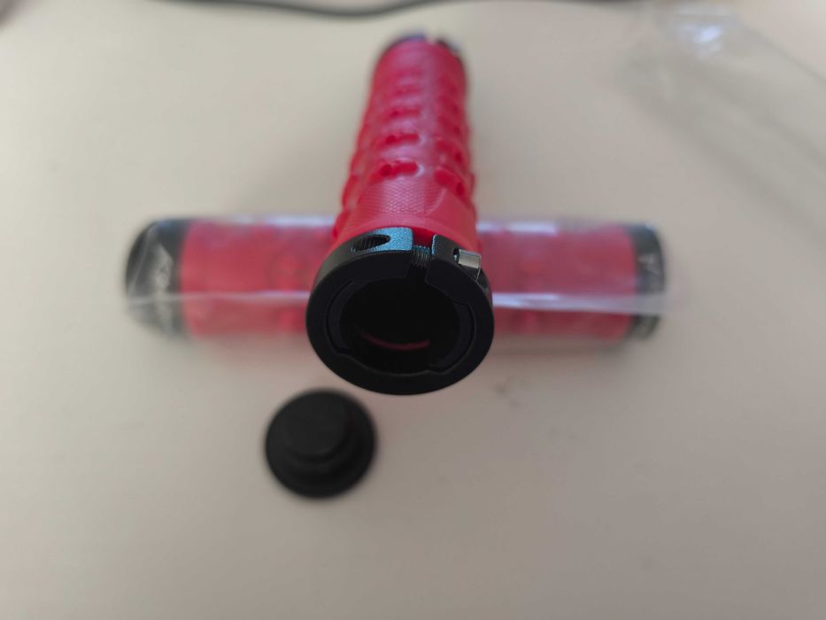 Gripy,uchwyty,rączki RONGDEXIN-RED-S,L+P,132/22,guma,2xALU,rower,hulaj