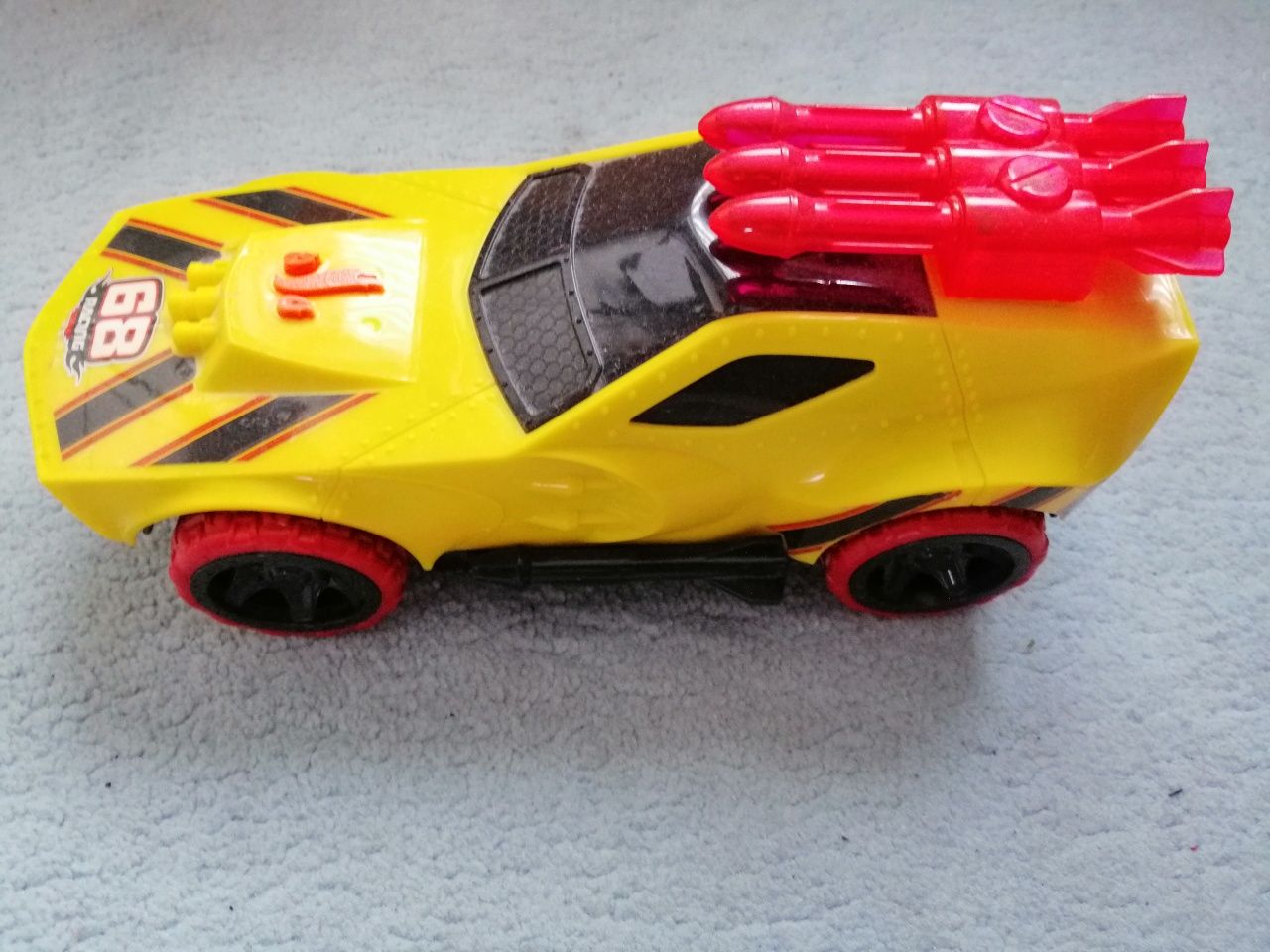 Samochód Master Blaster Hot Wheels . Wydaje dźwięki i świeci.