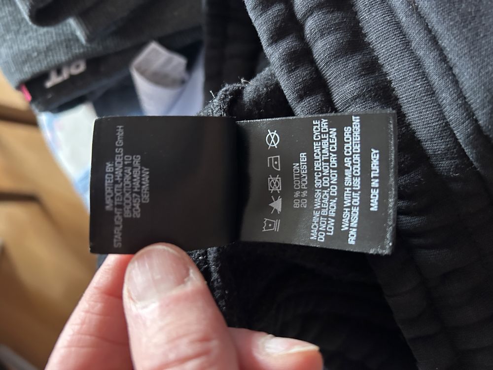 Spodnie dresowe Fubu r. S/m z splikacją na nogawce.