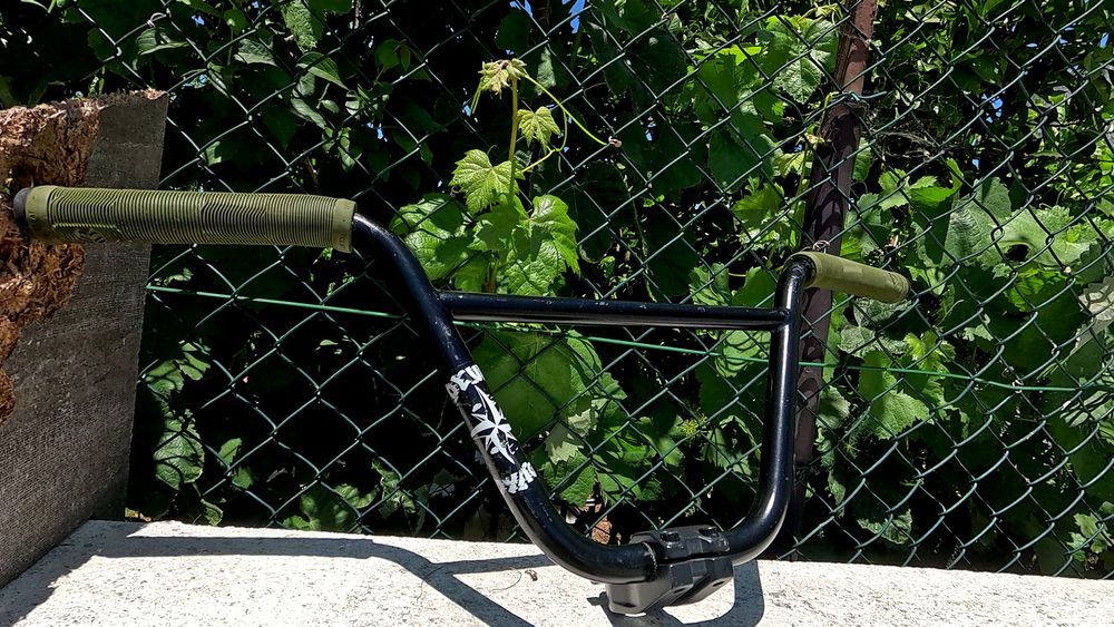 Guiador bmx profissional com mesa e punhos de oferta.