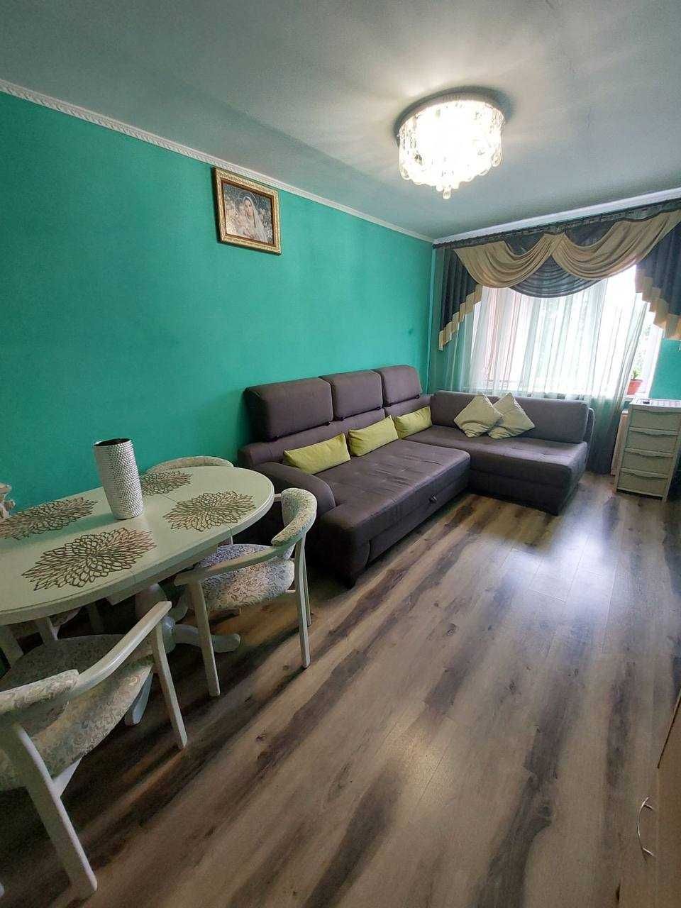 продається 3-кім квартира в пригороді. с.Микитинці.