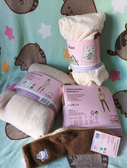 Zestaw Pusheen - szlafrok, koc, piżama, skarpety