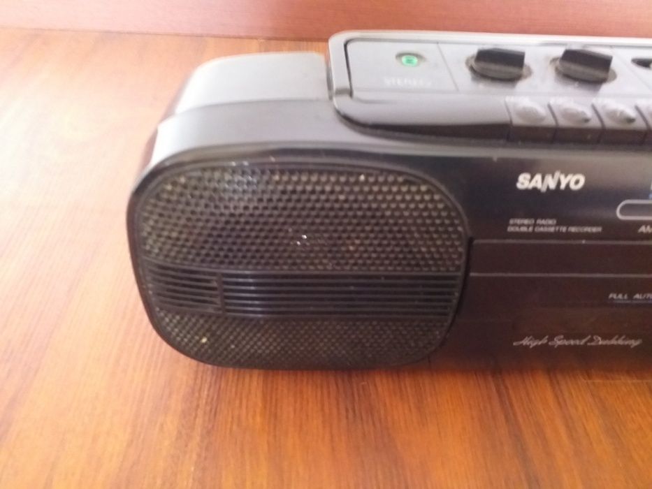 Radio Sanyo com pega ,bateria e electricidade