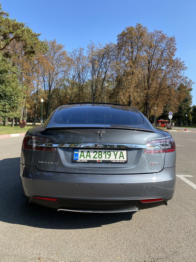 Tesla Model S Performance