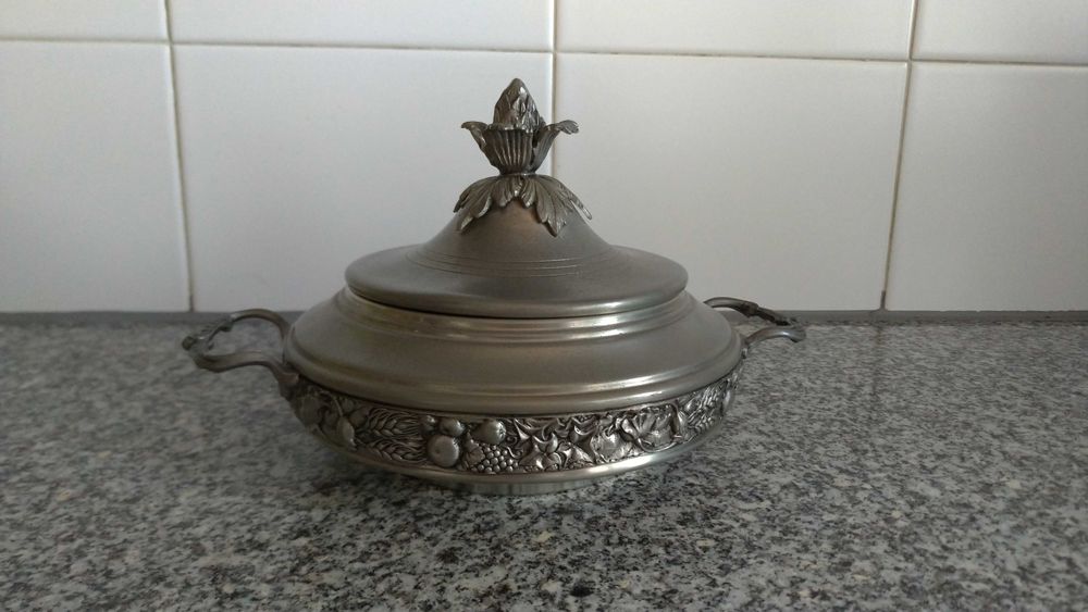 Caixa em estanho com barra decorativa