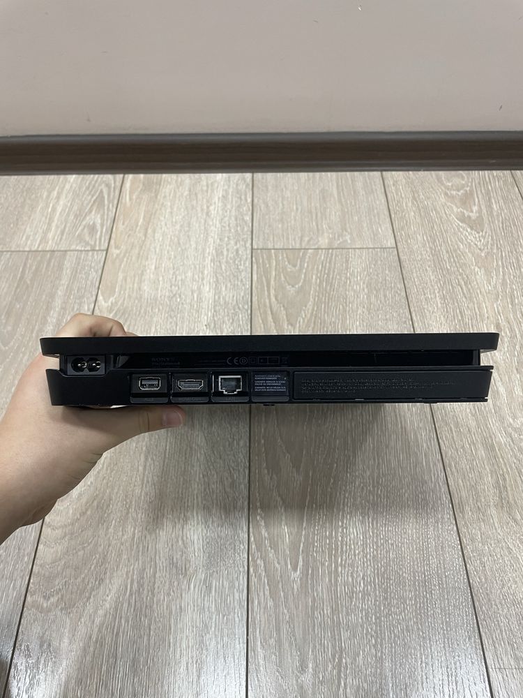 Продаю PS4 на 1тб