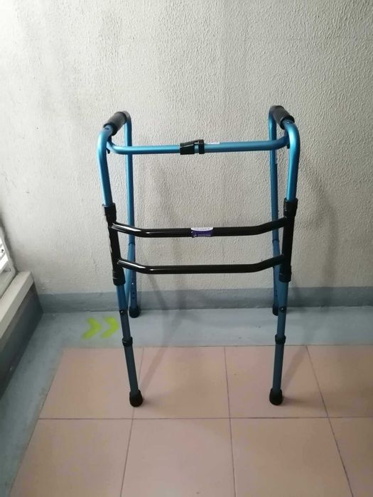 Andarilho articulado regulável em altura / Height-adjustable walker