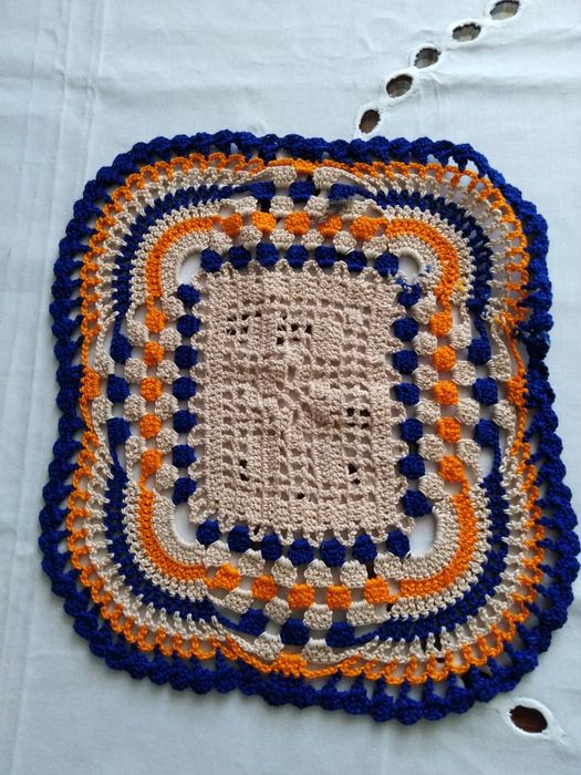 Zestaw serwetek robione na szydełku.