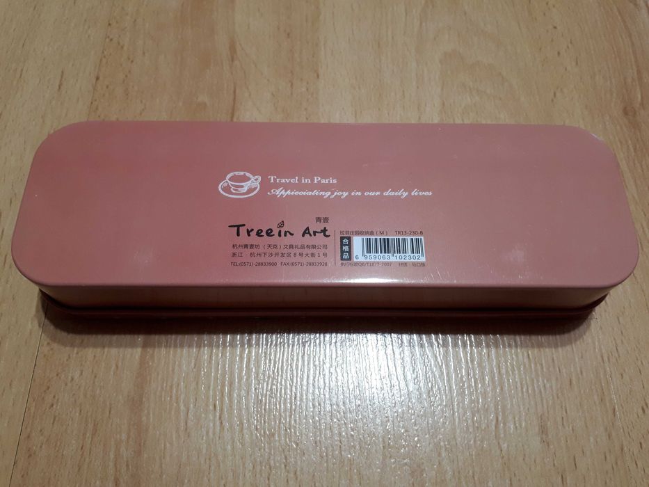 Piórnik metalowy na przybory - czerwony, pojemny, z uszkodzeniem