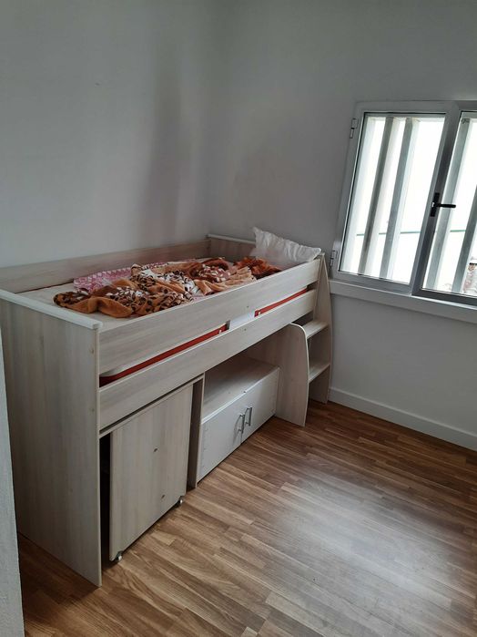 cama com mesa e colchão