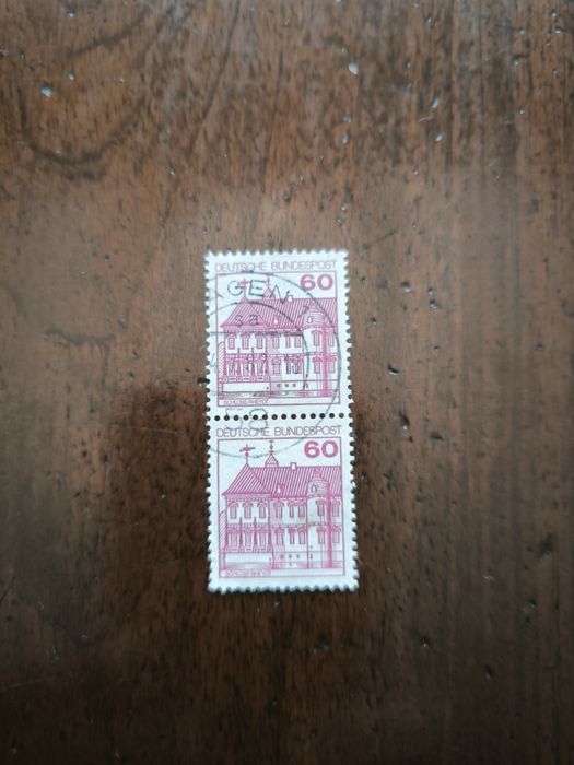 Selos (centenas de selos de vários valores)