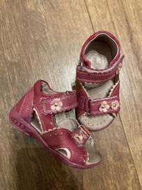 Sandalki dla dziewczynki kornecki