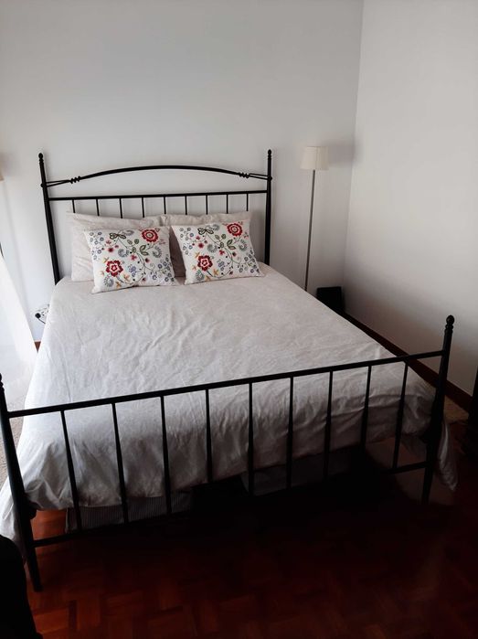 cama casal em ferro, com placa e colchão