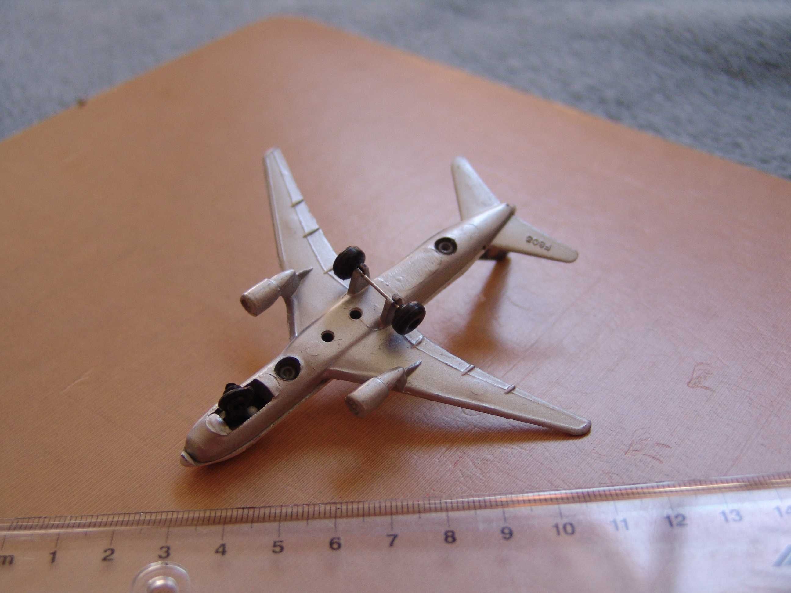Metalowy model samolotu Boeing 777 w barwach Lufthansy