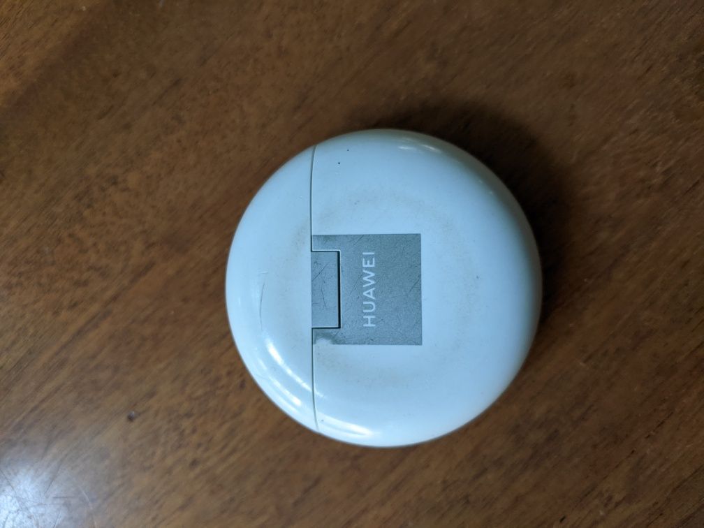 Зарядный кейс Huawei Freebuds 4 проблемный