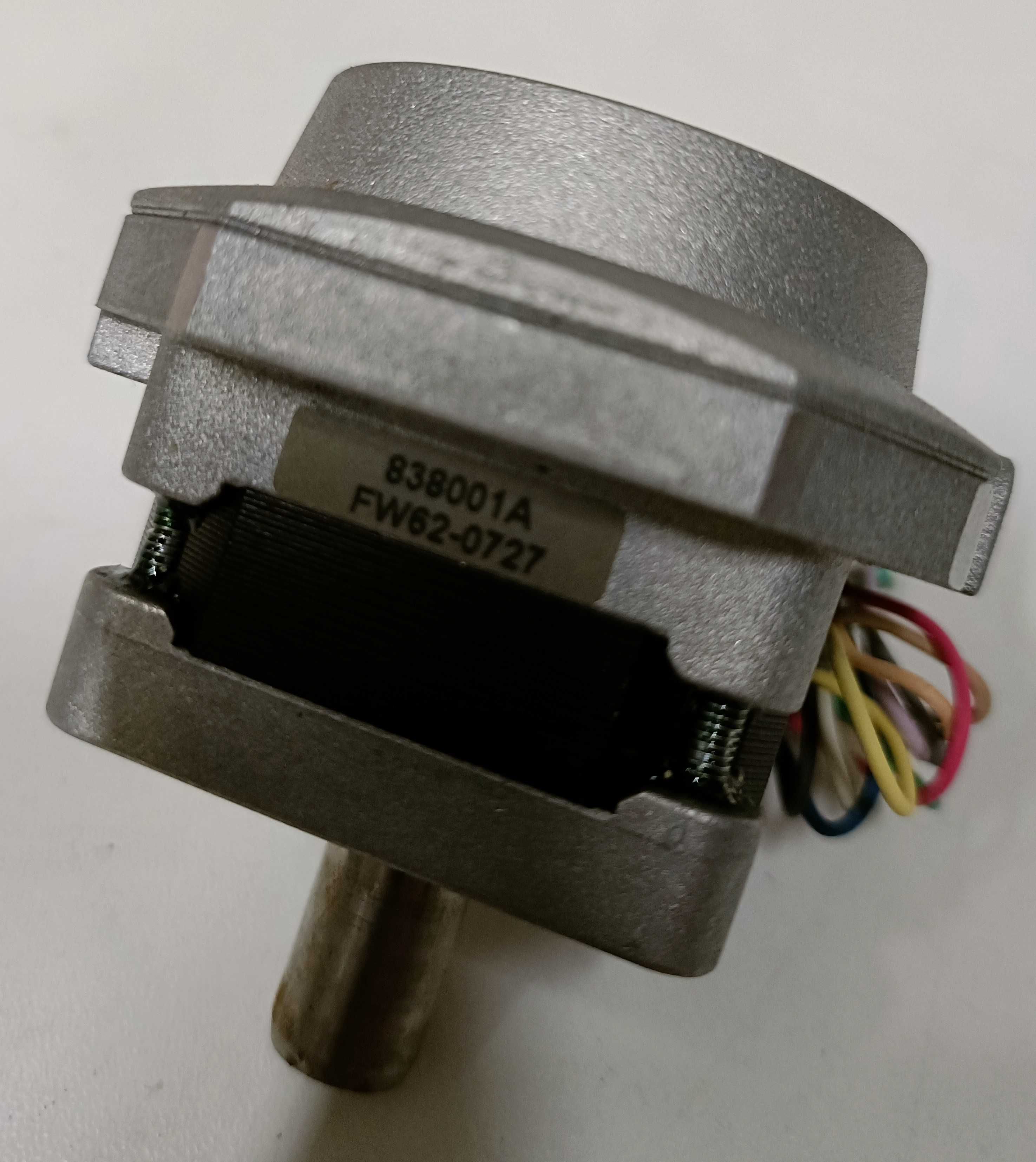 Silnik Krokowy STH-39C8009 24v 0,9° Kąt Kroku 2,2 Ω Ohm