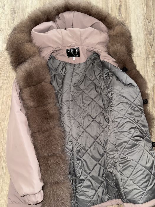 Продам жіночу куртку-парку з натуральним хутром.