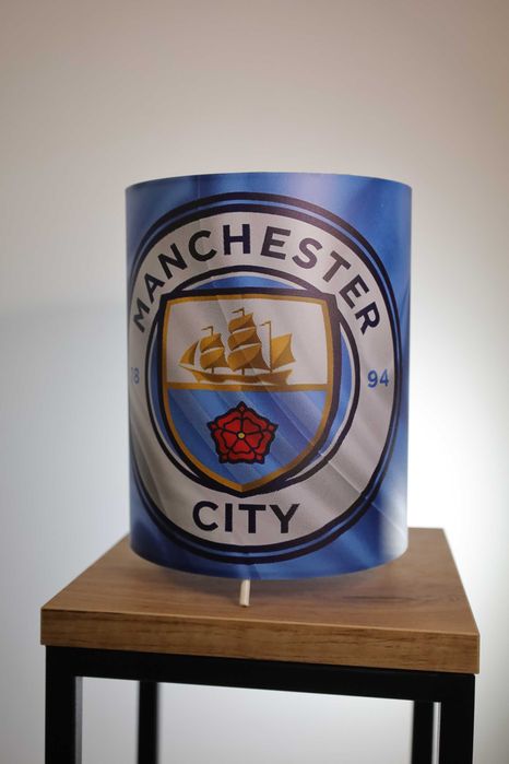 Nowoczesna Lampka Nocna(Biurkowa) z motywem sportowym: Manchester City