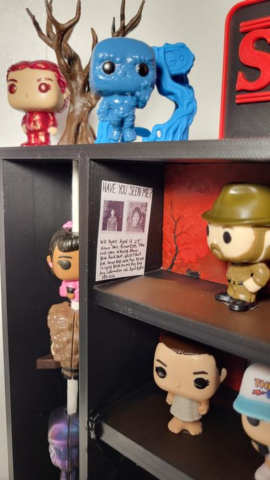 Полиця для кіндерів по серіалу Дивні Дива