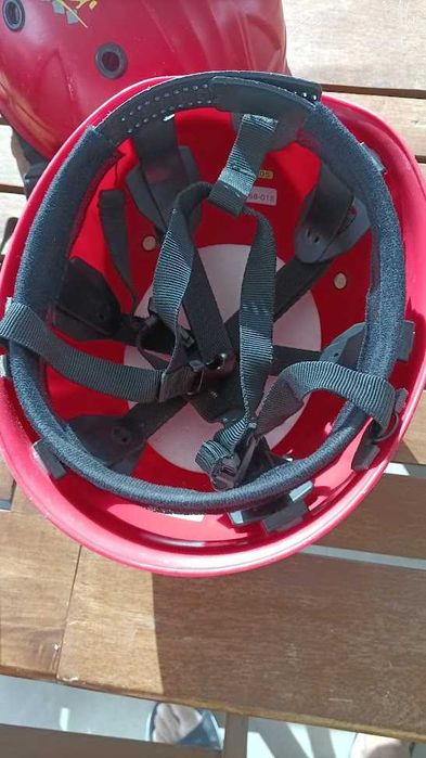 Capacetes escalada, espeleologia e trabalhos em altura