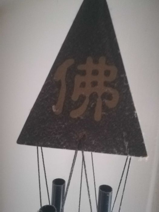 Espanta espíritos preto com caracteres chineses