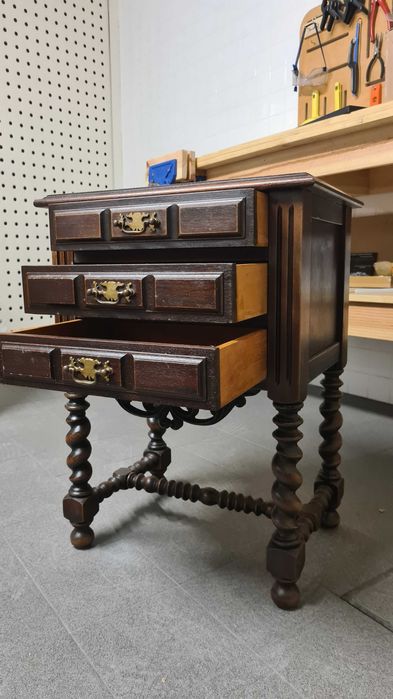 Pequena consola em madeira e com estico rústico/medieval