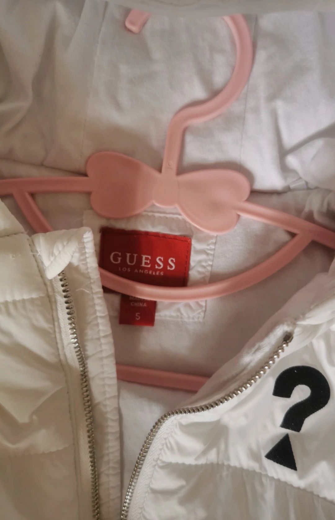 Stylowy biały bezrękawnik GUESS Premium 110