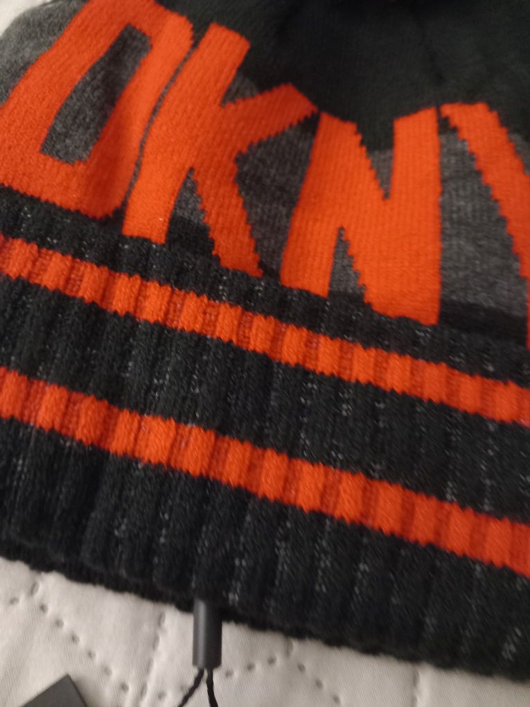 Шапка dkny унісекс.