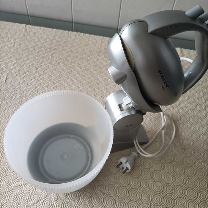 Batedeira com taça rotativa