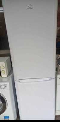 Frigorífico combinado Indesit  no frost com congelador avariado