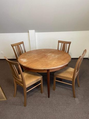 Drewniany stół rozkładany i cztery krzesła