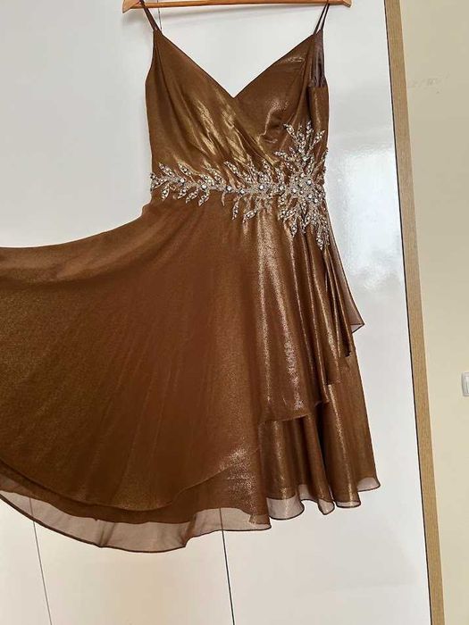 Сукня нарядна середньої довжини