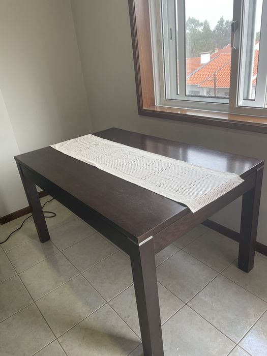 Mesa de jantar madeira maciça escura extensível – 6 a 8 lugares