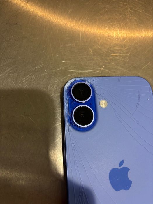 Iphone 16 traseira partida