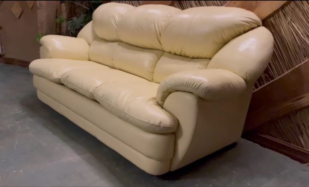 Великий шкіряний (кожаный) диван-ліжко.Стан ідеальний