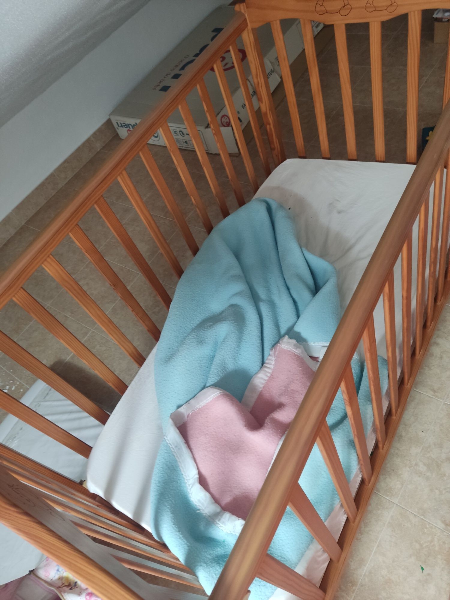 Cama de bebé com grades