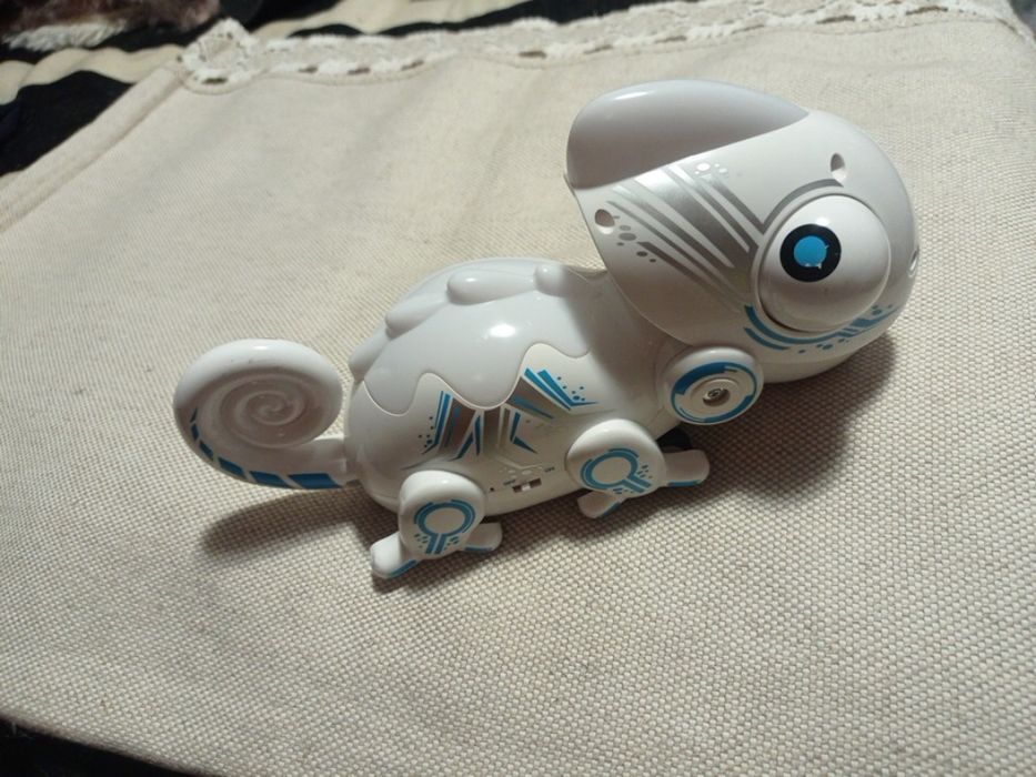 Робот-хамелеон. Іграшка.