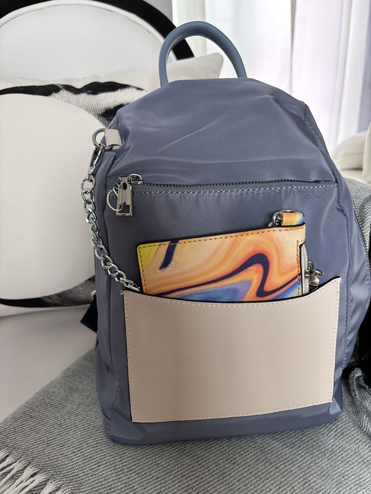 Mochila nova azul com etiqueta.